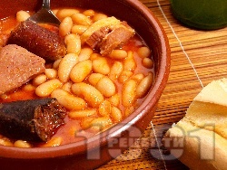 Фабада - испанско ястие с боб, пушен колбас и кървавица в тенджера - снимка на рецептата